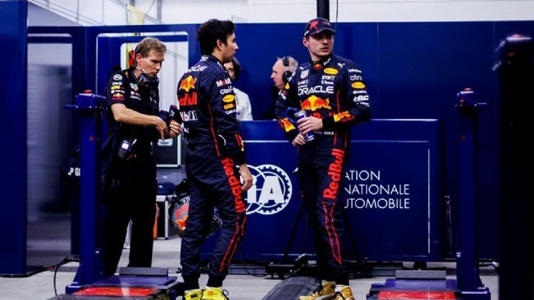 El GP de Abu Dabi está en marcha con sus clasificaciones, sin embargo, el GP de Brasil sigue siendo tema de conversación por las últimas declaraciones que hizo la mamá de Max Verstappen sobre Sergio ‘Checo’ Pérez y también por una foto que causó controversia en los seguidores de la Fórmula 1
